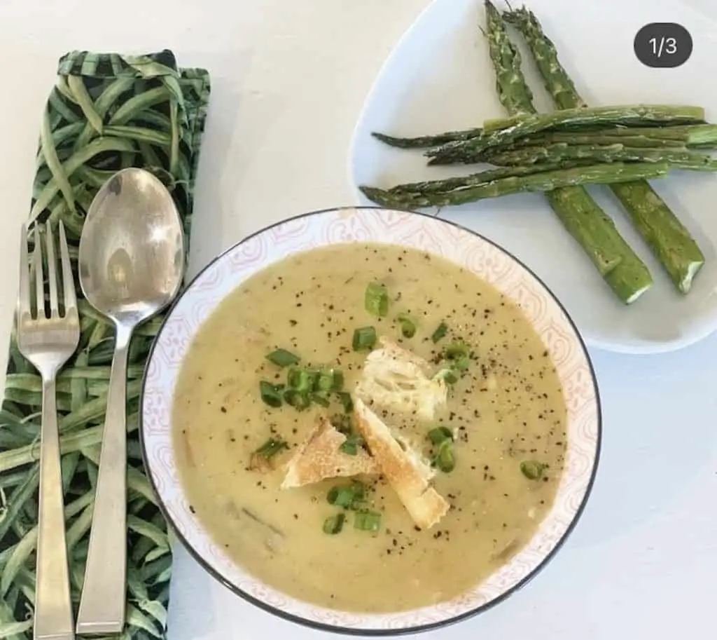 Potato leek soup with green onions and croutons on top, asparagus on the side, and a cute green bean napkin! Cute green photo.