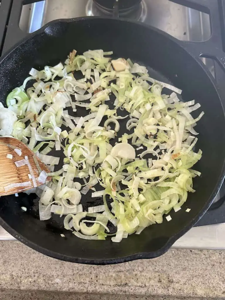 Saute leeks in oil.