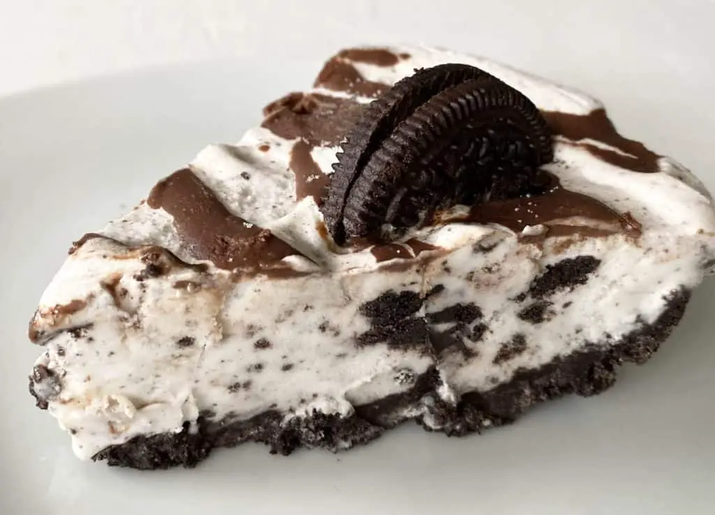 Slice of oreo-flavored easy vegan ice cream pie.