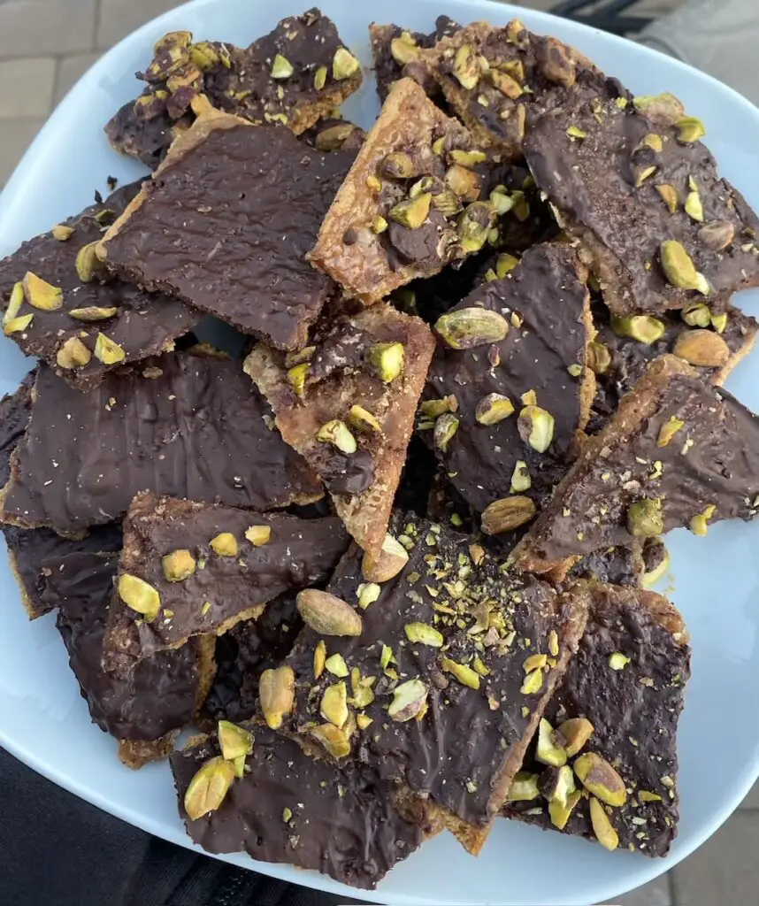 Vegan toffee bark with dark chocolate and pistachios.